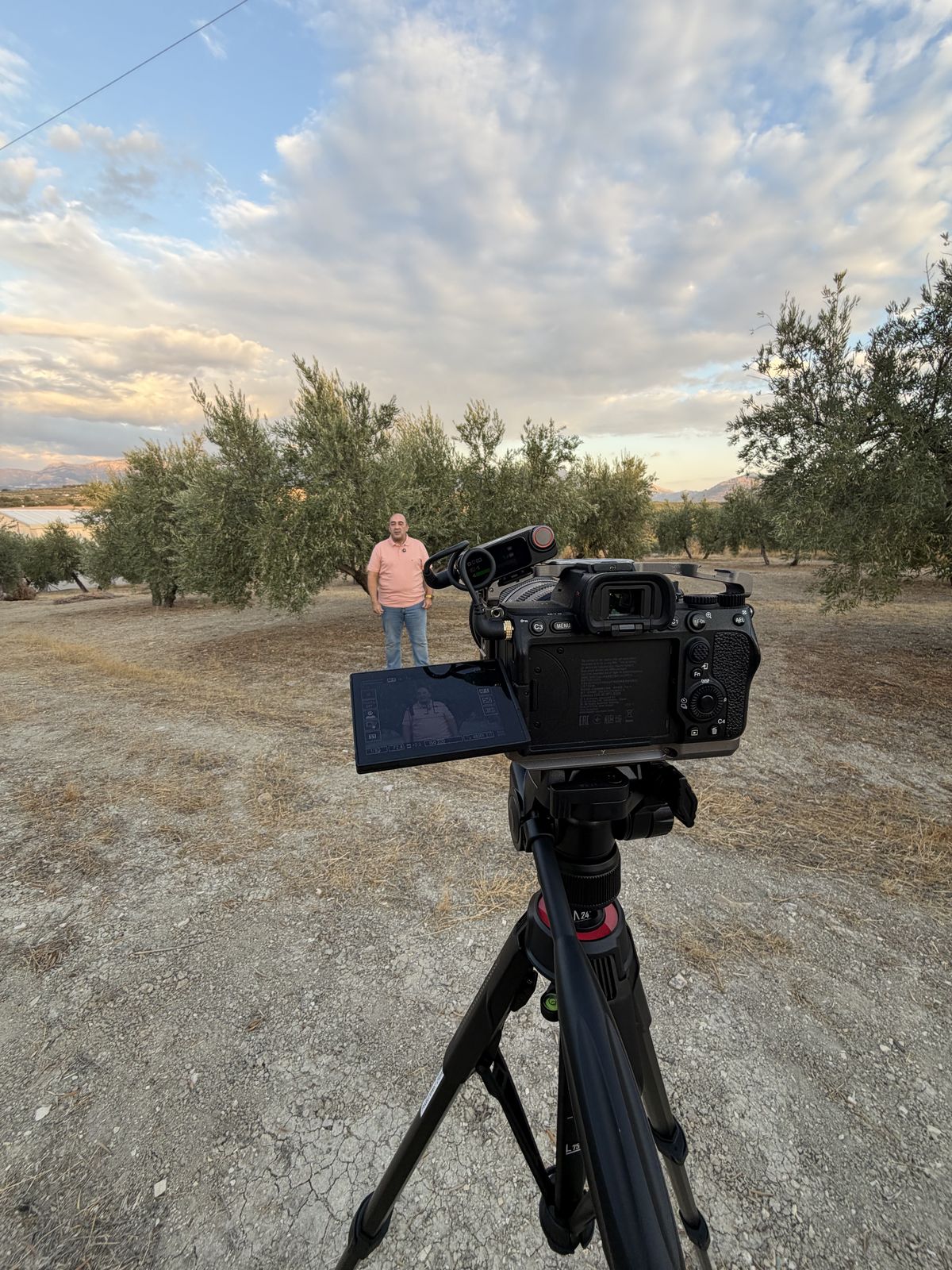 Cámara en trípode grabando en exterior