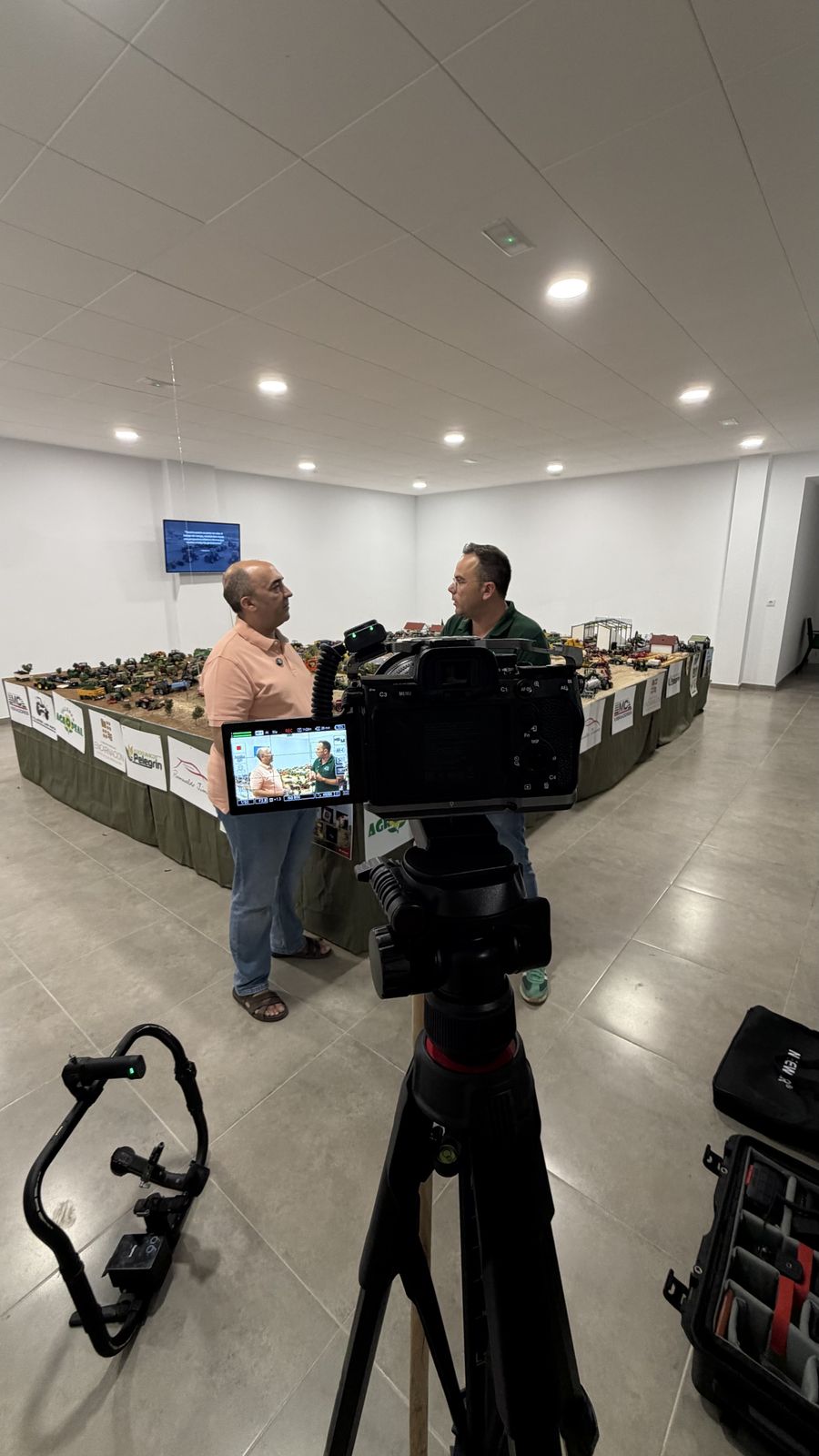 Cámara en trípode preparada para grabar