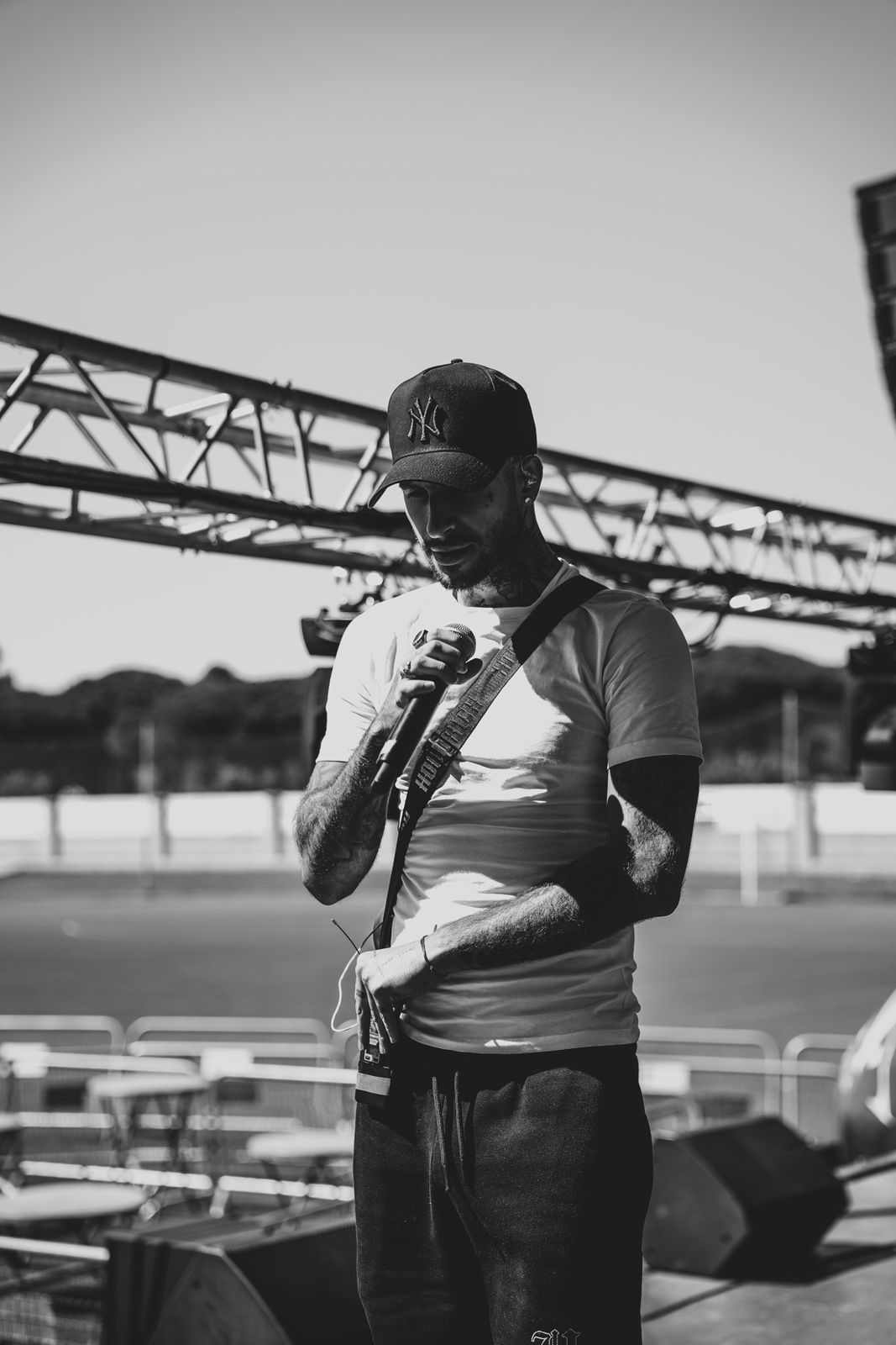Keen Levy en blanco y negro