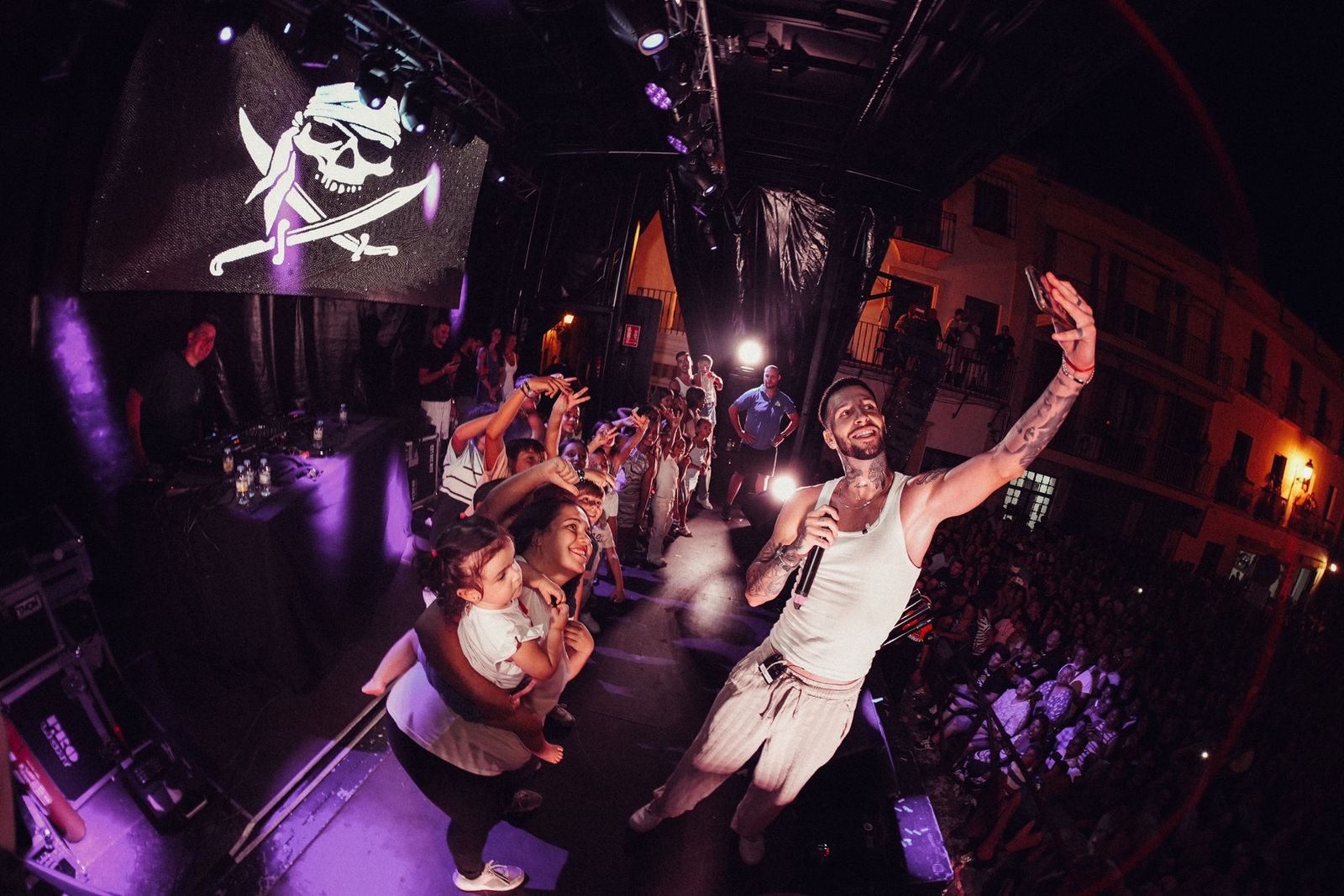 Keen Levy con el público en un concierto