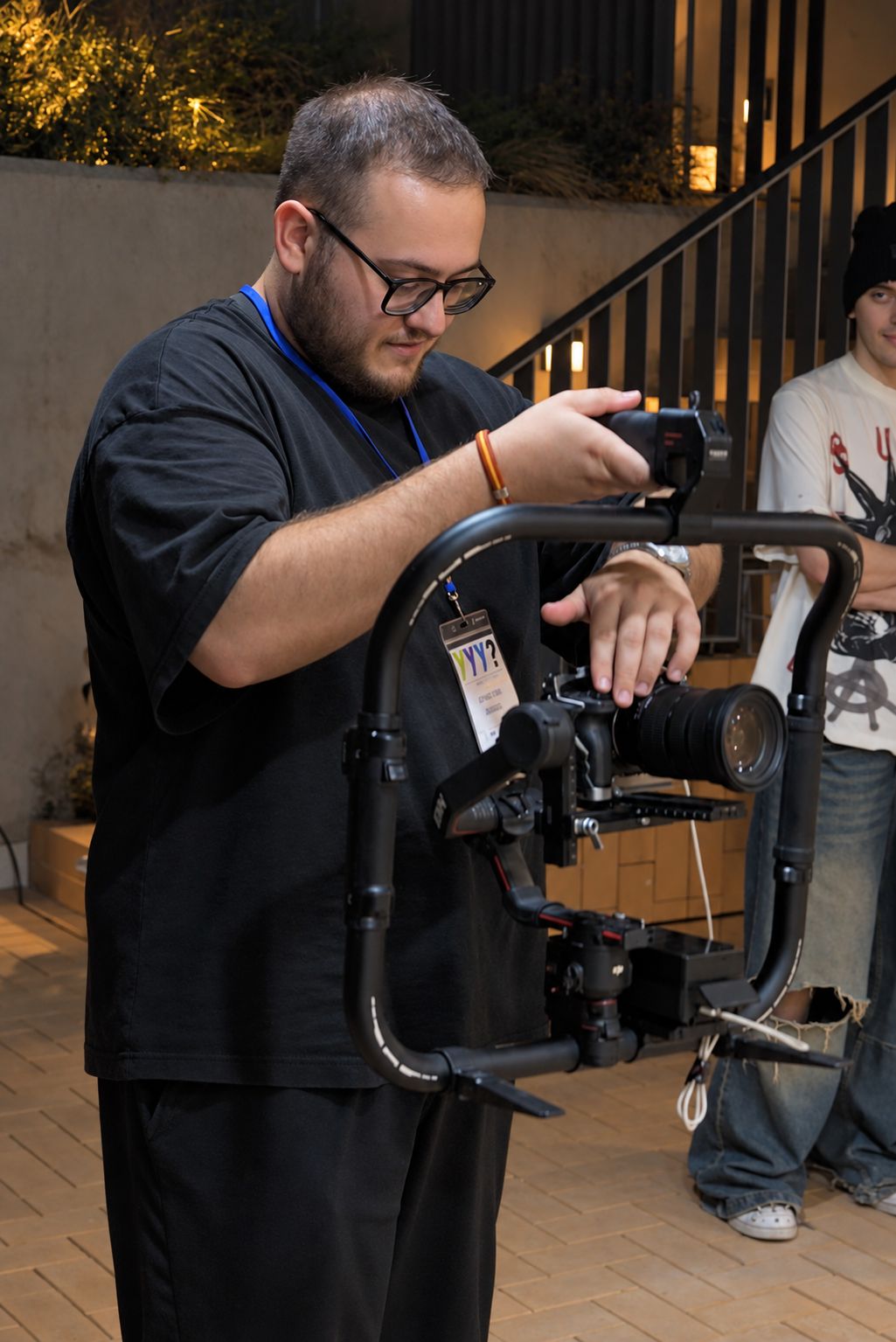 Ángel Lázaro grabando con su cámara