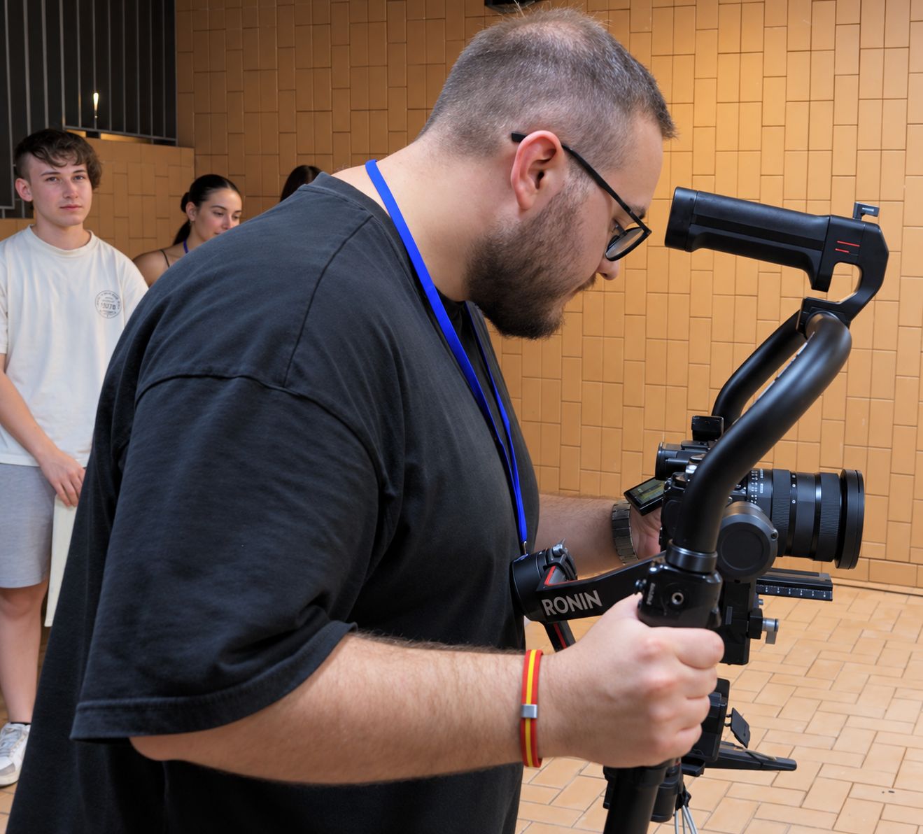 Ángel Lázaro grabando con cámara y estabilizador