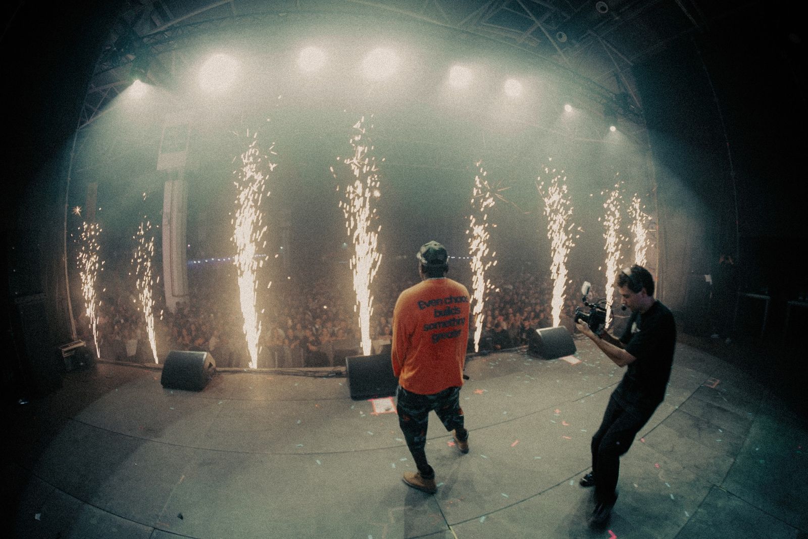 YAPI en el escenario con chispas